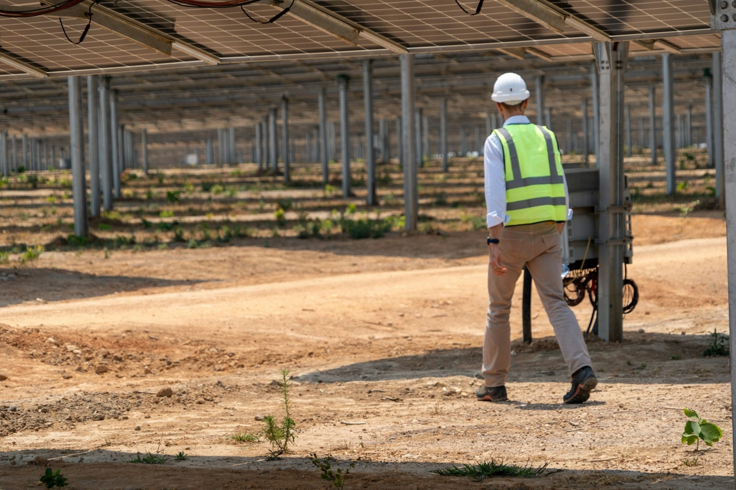 Como o armazenamento de energia garante a continuidade operacional na indústria