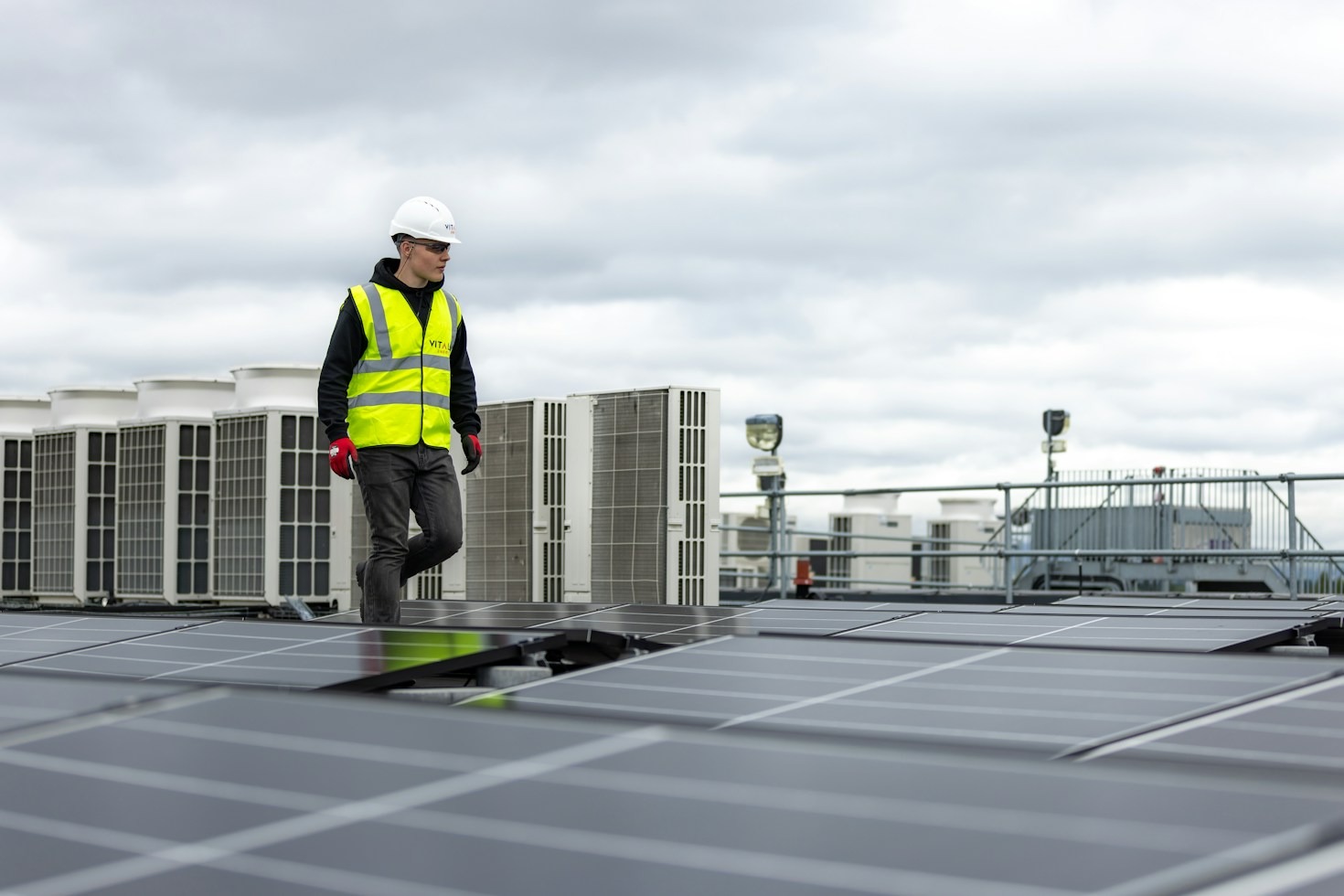 Vantagens dos sistemas híbridos de energia solar para o agronegócio moderno